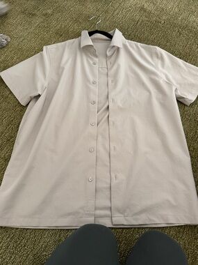 Vuori Men's Casual Short-Sleeve Button Down Shirt in Light Beige